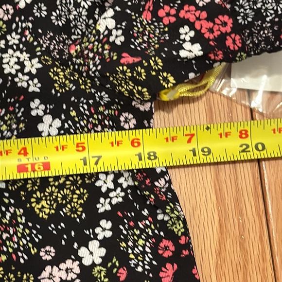 NWT CeCe Floral Top - Picture 9 of 11